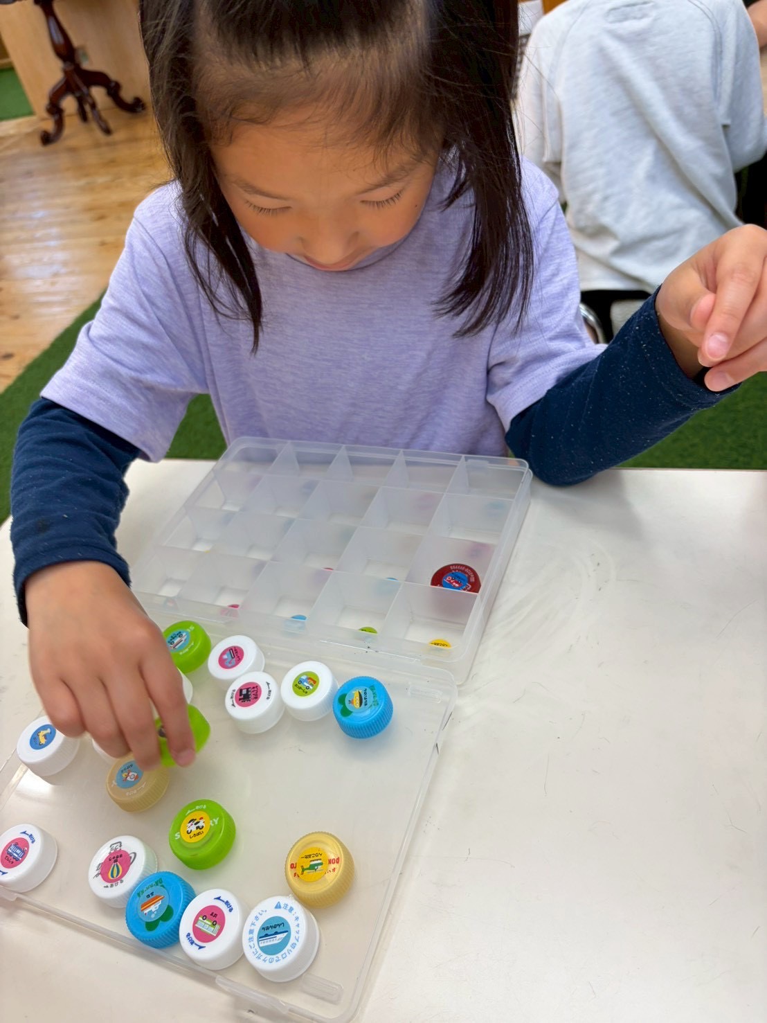 机上活動に集中して取り組むお子様の様子