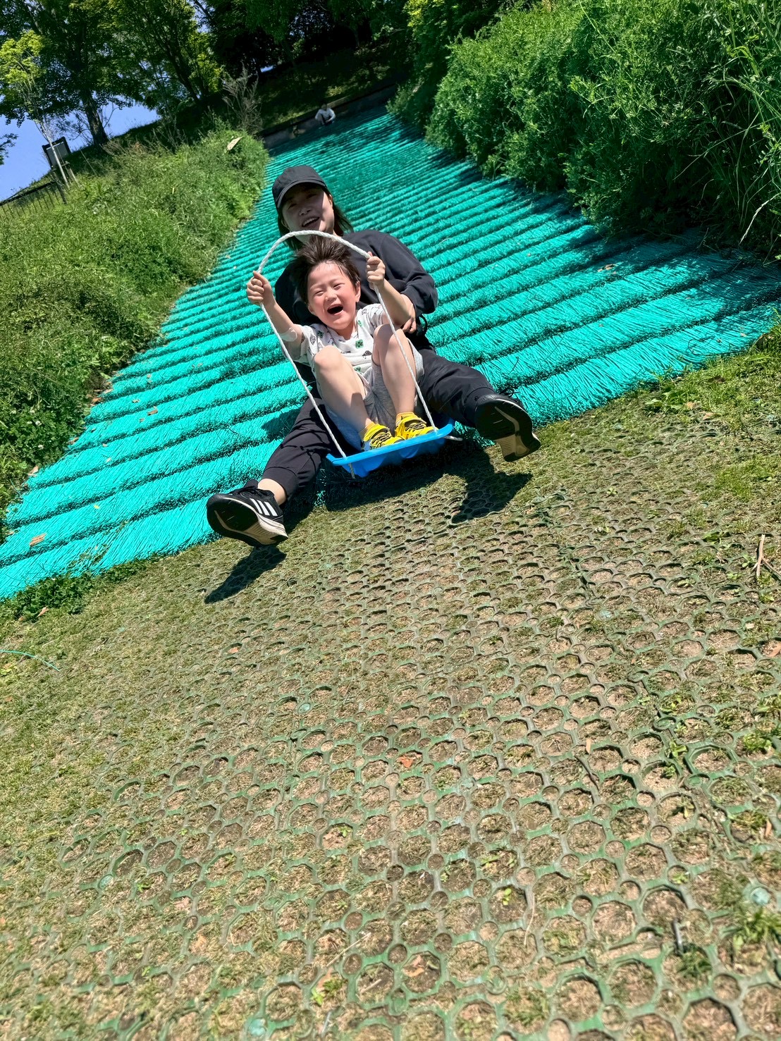 カード遊びに取り組むお子様