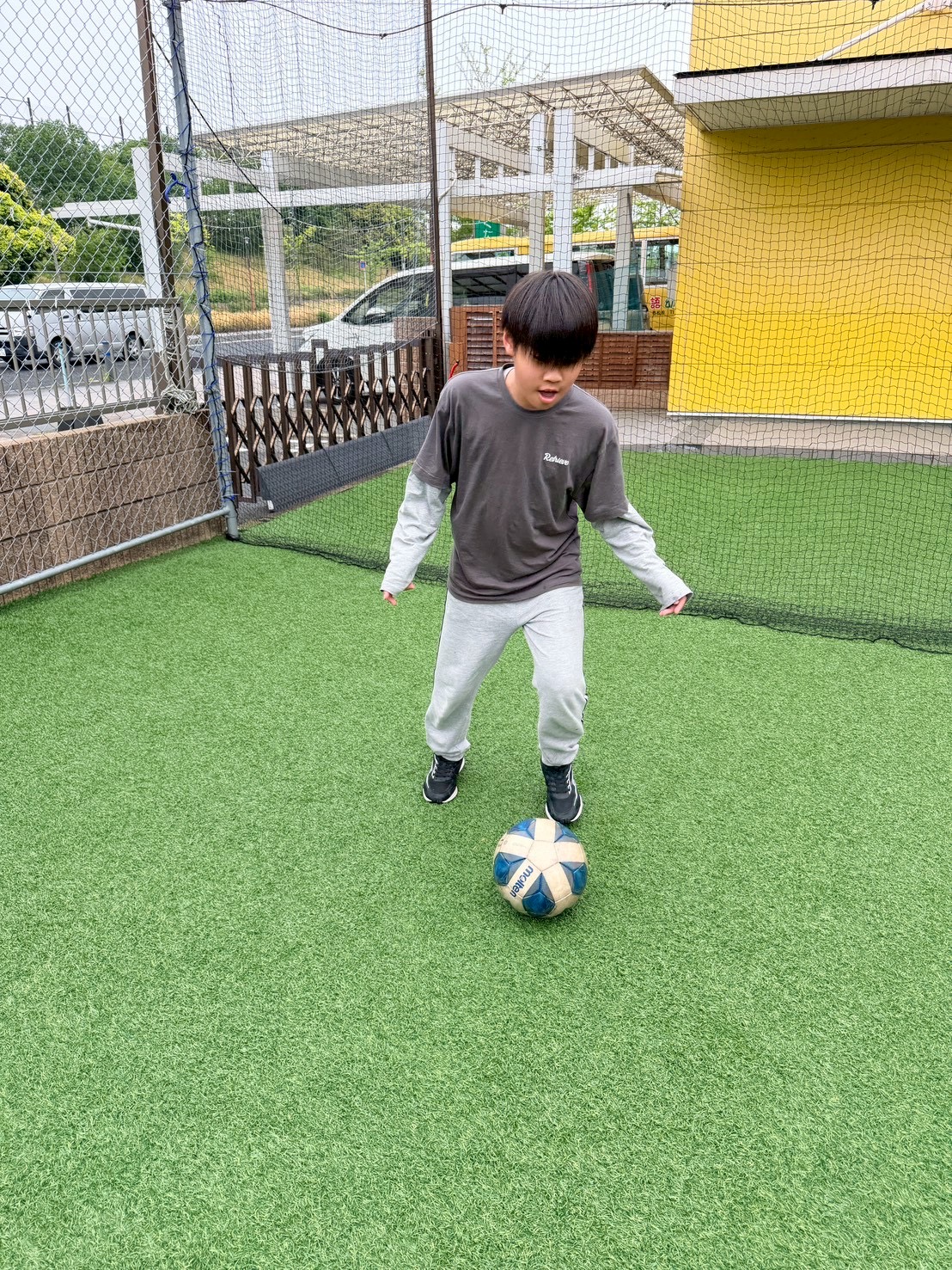 人工芝スペースでサッカーに取り組むお子様の様子