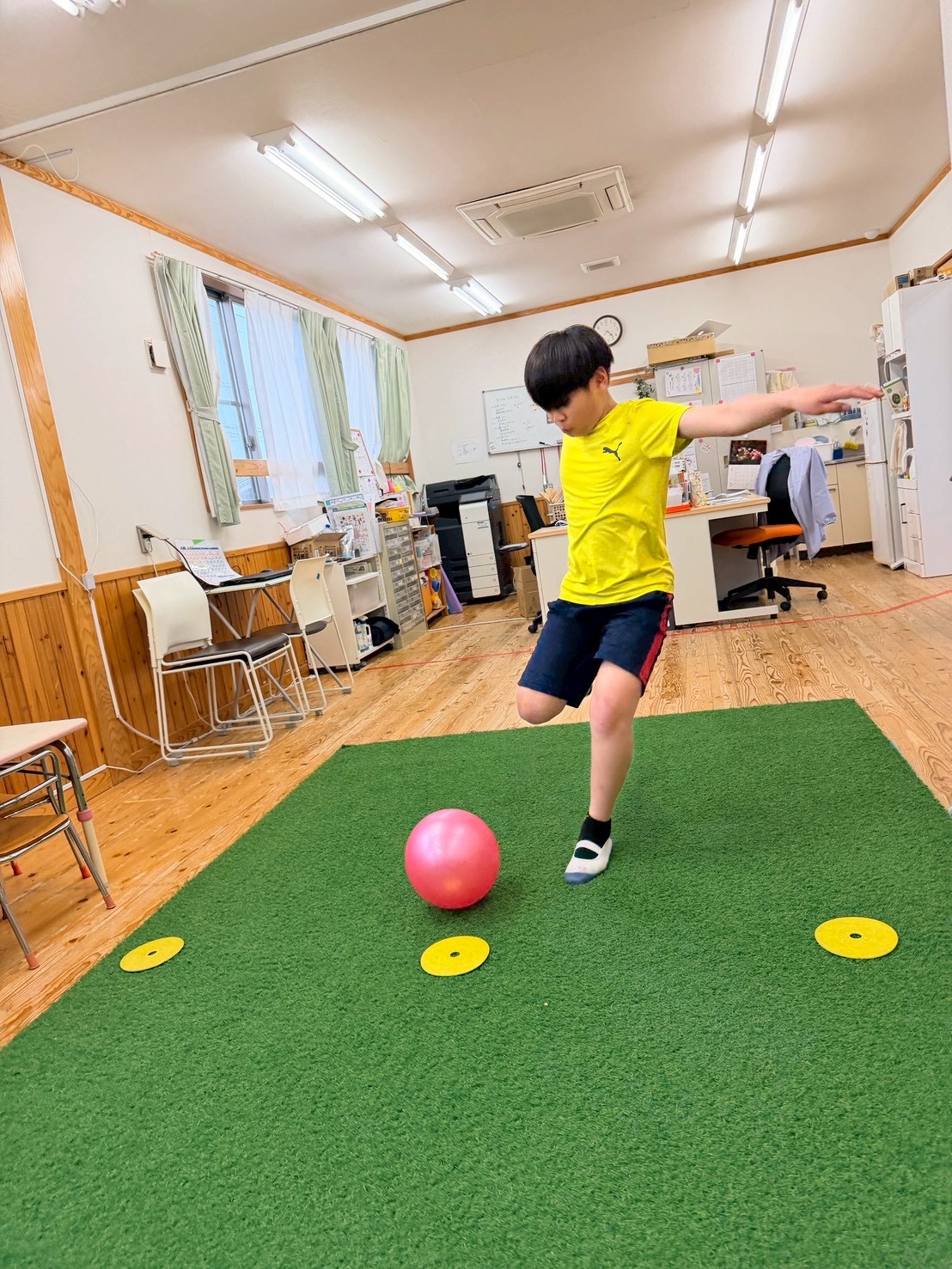 室内で運動に取り組むお子様