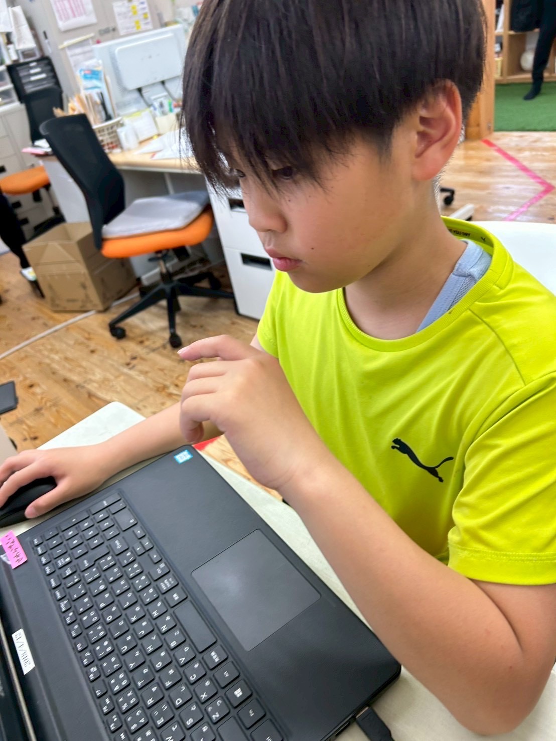 外出先の乗り物体験で笑顔を見せるお子様