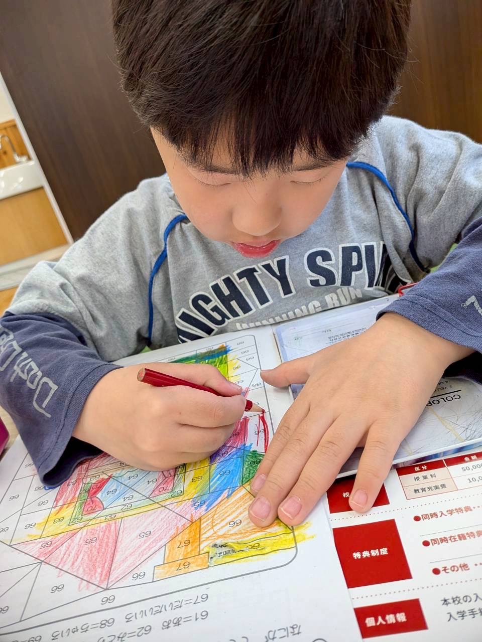宿題に取り組むお子様の様子