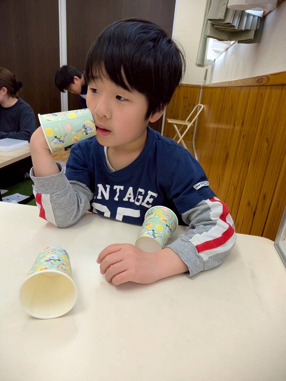 紙コップを使った活動に取り組むお子様
