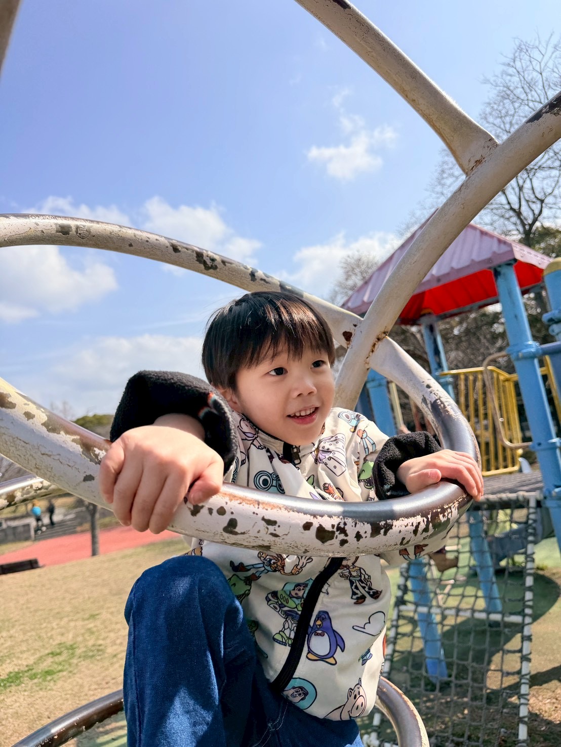 室内運動で友達と活動するお子様